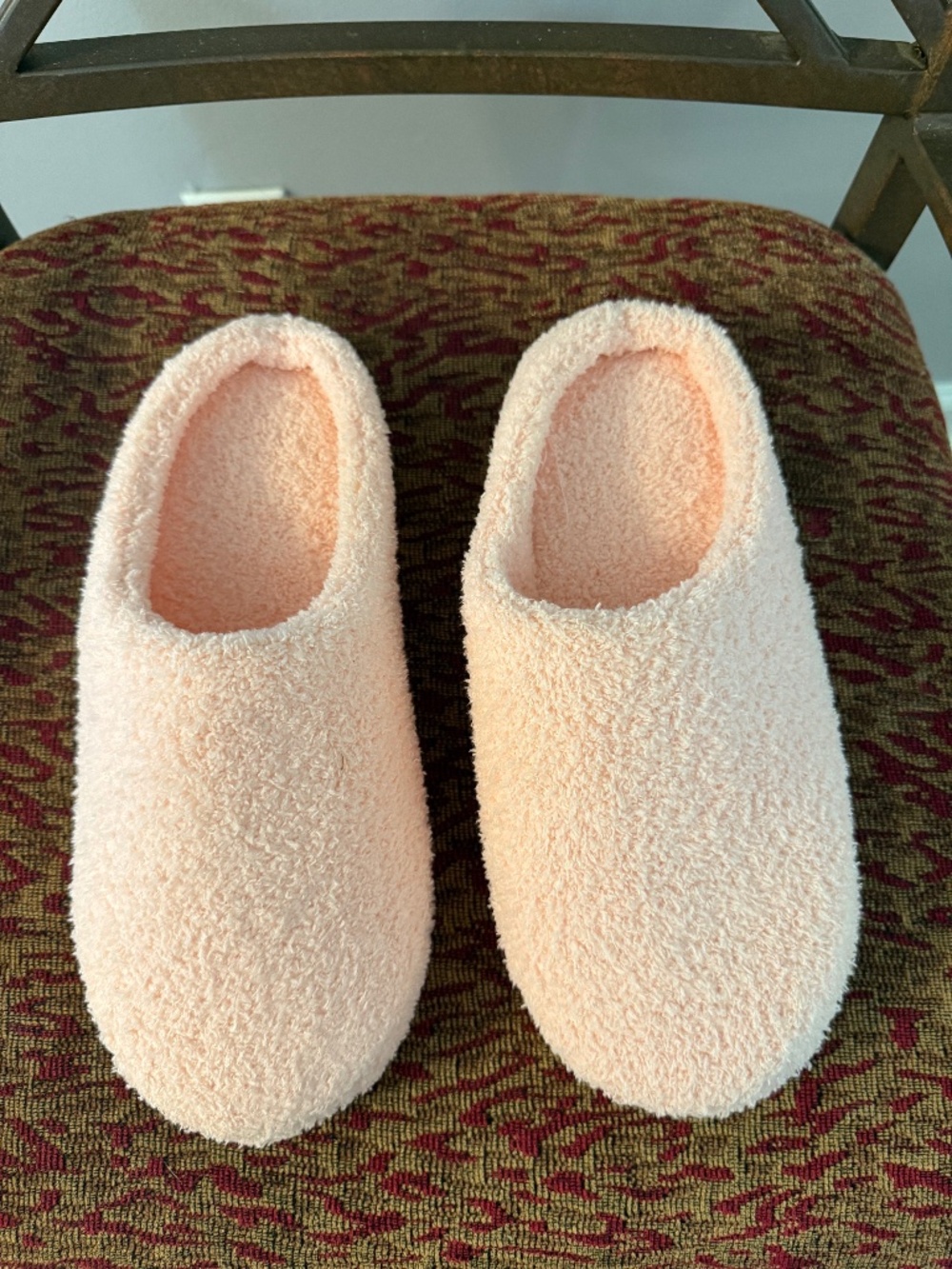 Isotoner Women’s Slippers - size XL